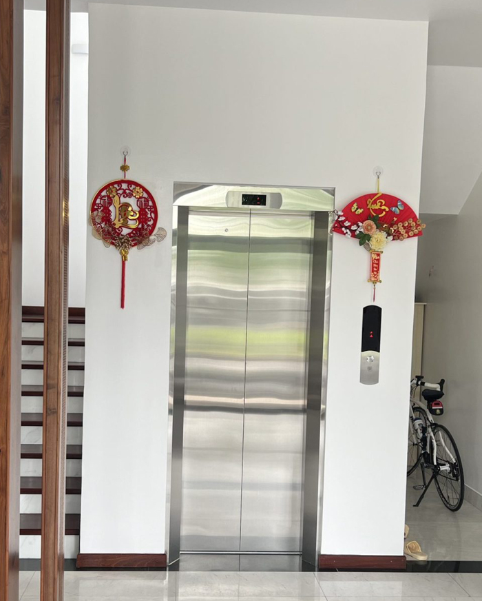 cửa thang máy inox sọc nhuyễn 2CO khung bao bản hẹp