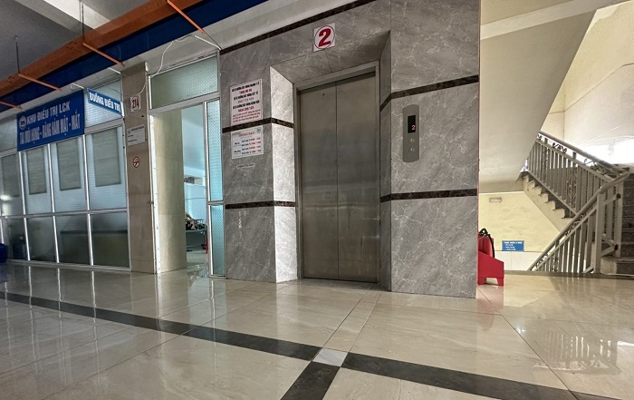 Thang máy bệnh viên Inox sọc nhuyễn