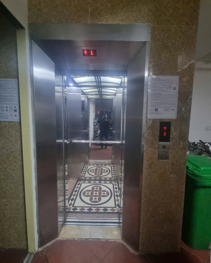 Vách cabin inox 304 sọc nhuyễn xen inox gương