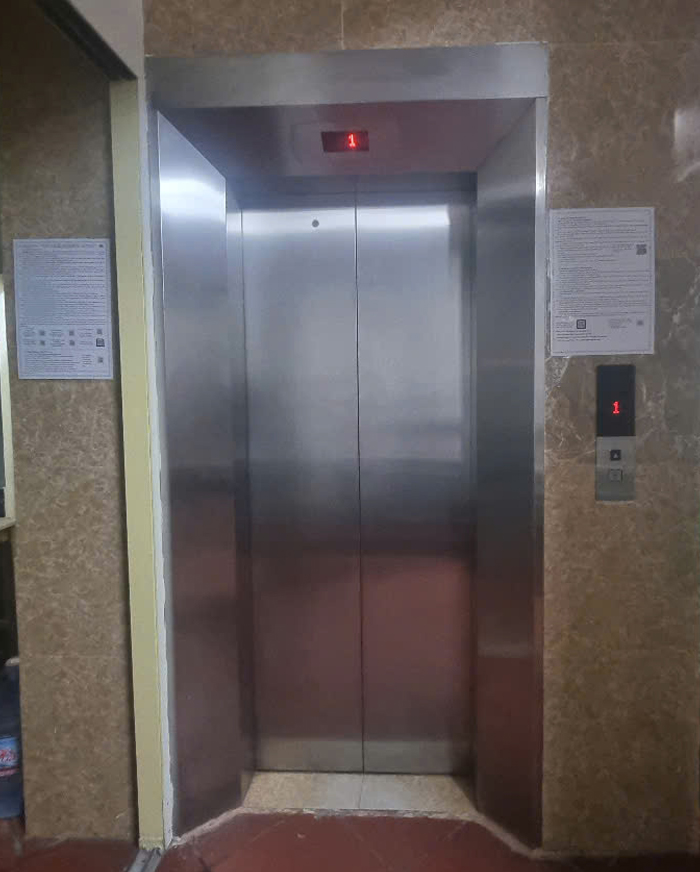 Cửa tầng Inox 304 sọc nhuyễn kích thước CO 700 x 2100 mm mở tim về hai phía