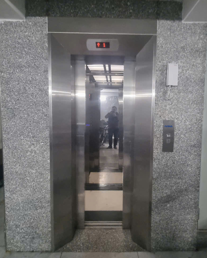 Vách bên trong cabin 1100 x 1100 mm inox 304 sọc nhuyễn xen inox trắng gương