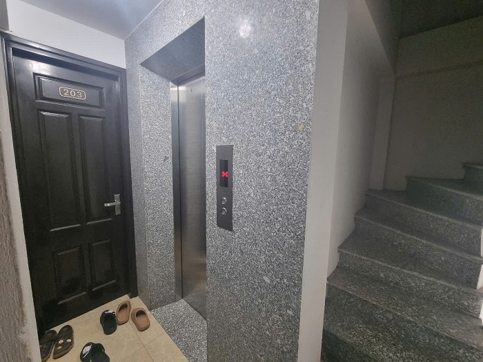 Cửa tầng inox 304 sọc nhuyễn kết hợp ốp đá trắng bình định