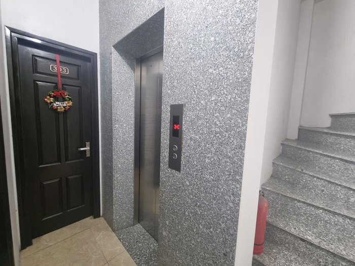 Cửa tầng 2, 3, 4, 5, 6, 7 inox 304 sọc nhuyễn khung bao bản hẹp