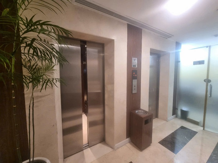 Cửa tầng Inox 304 sọc nhuyễn kích thước CO 700 x 2100 mm mở tim về hai phía