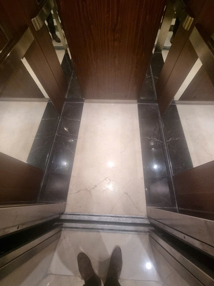 Sàn đá tự nhiền màu kem kết hợp đá đen tia chớp kích thước 1400x 1200 mm