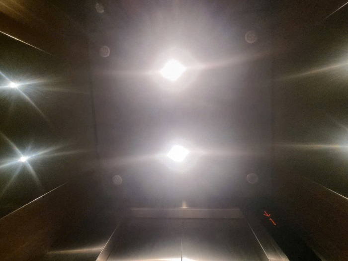 Trần giả cabin phẳng Inox gương kết hợp mika đèn LED chiếu sáng dịu nhẹ