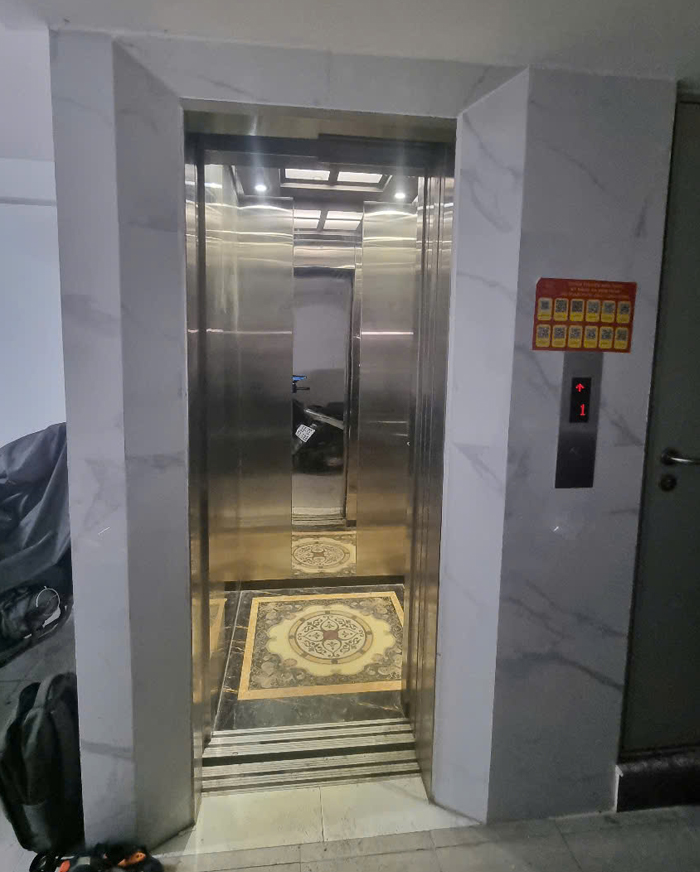 Vách bên trong cabin 1000 x 1000 mm inox 304 sọc nhuyễn xen inox gương