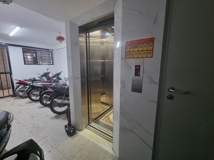 Cửa tầng inox 304 sọc nhuyễn khung bao bản hẹp kếp hợp ốp đá trắng vân