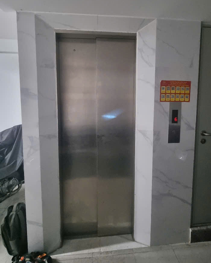 Cửa tầng Inox 304 sọc nhuyễn kích thước SO 700 x 2100 mm mở về một phía