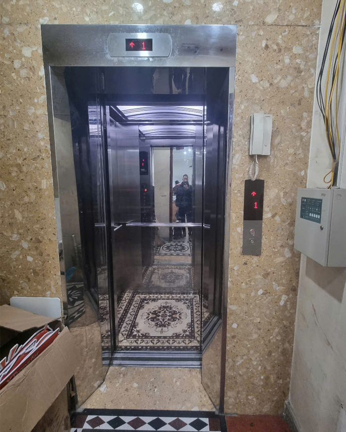 Vách bên trong cabin 1300 x 1000 mm inox 304 sọc nhuyễn xen inox trắng gương