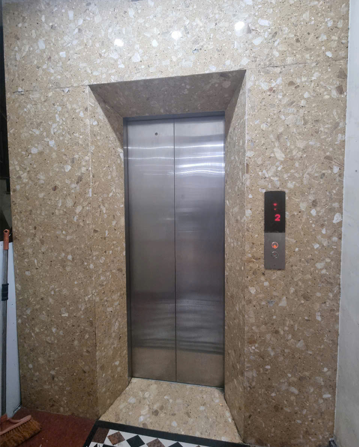 Cửa tầng Inox 304 sọc nhuyễn khung bao bản hẹp kích thước CO 750 x 2100 mm mở tim về hai phía