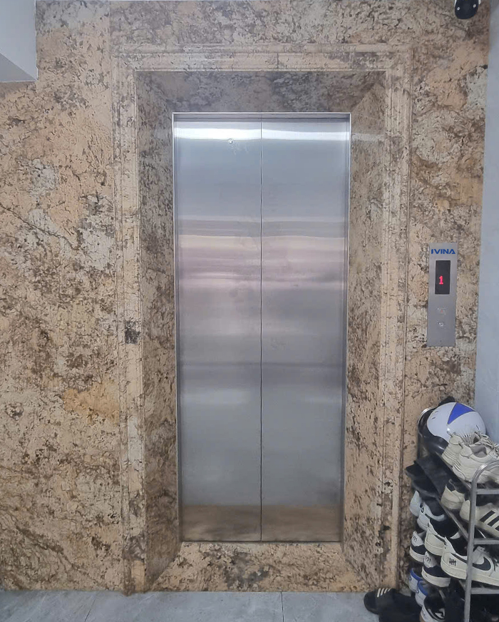 Cửa tầng inox 304 khung bao bản hẹp kếp hợp ốp đá vàng hoàng gia
