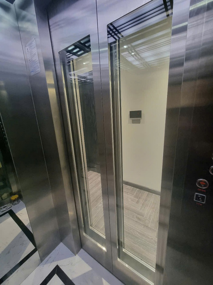 Cửa cabin thang máy kính trắng trong viền inox sọc nhuyễn