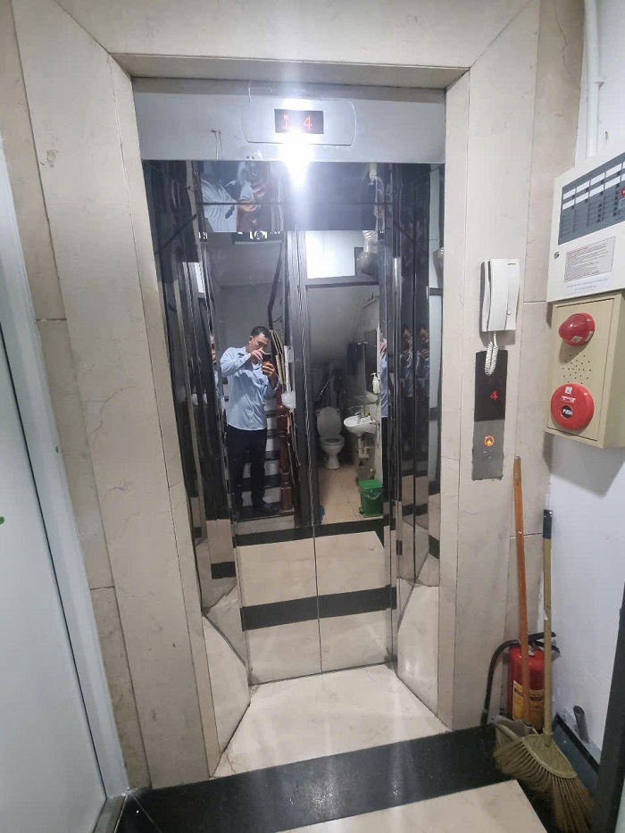 Cửa tầng 1 Inox 304 trắng gương khung bao bản hẹp kích thước CO 700 x 2100 mm mở tim về hai phía
