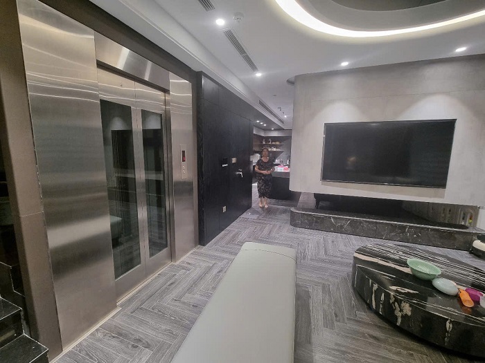 Thang máy homelift cửa tầng cánh kính viền inox mặt thang khung bao bản rộng