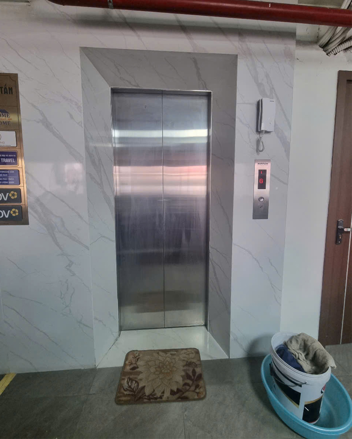 Cửa tầng Inox sọc nhuyễn kích thước 800 x 2100 mm mở tim về hai phía
