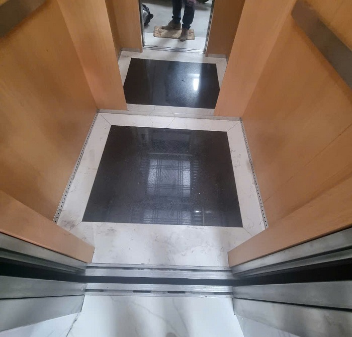 Sàn cabin thang máy đá đen viền trắng vân