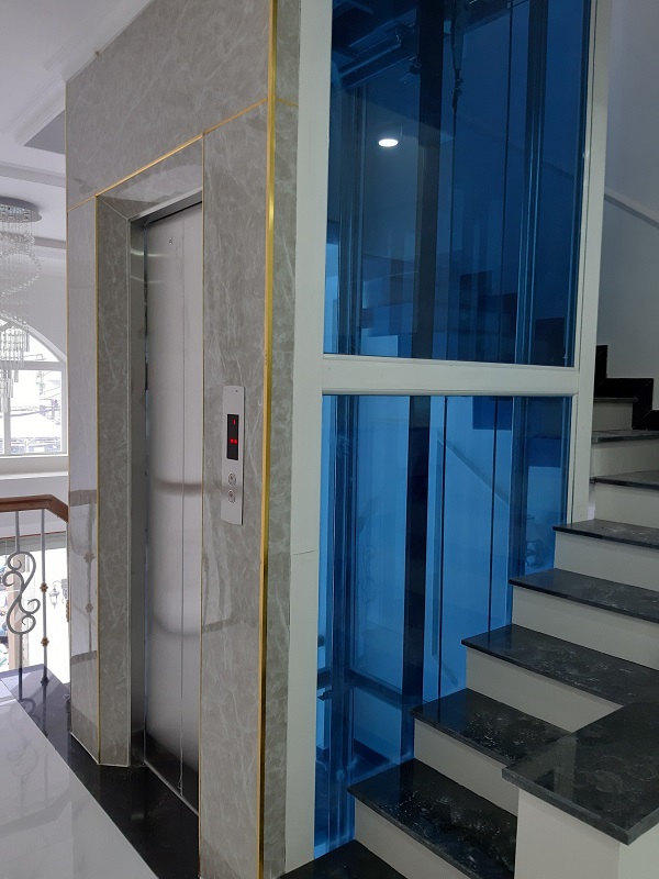 Thang máy kính cửa inox sọc nhuyễn trắng khung bao bản hẹp cửa ốp vách nhựa