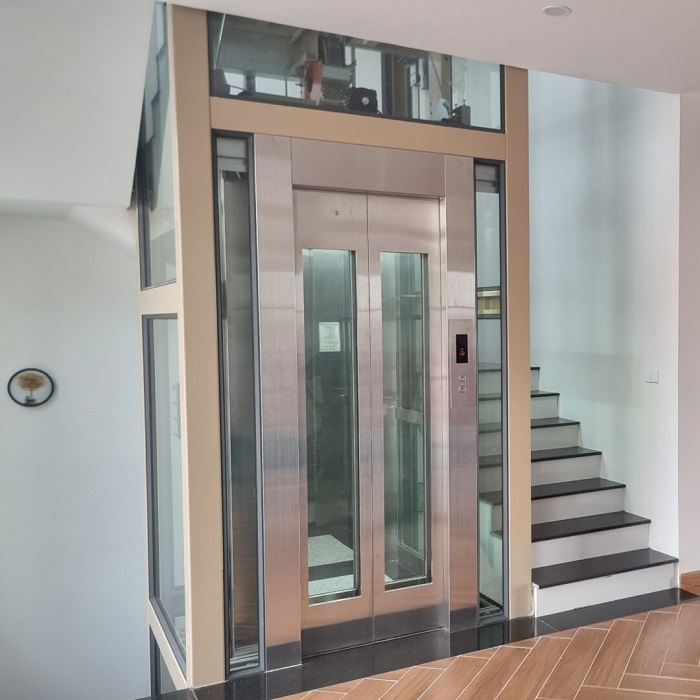 Thang máy gia đình khung thép sơn tĩnh điện mầu be cửa inox sọc nhuyễn