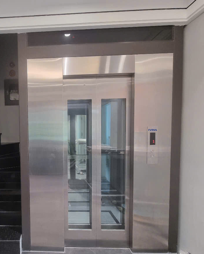 Cửa tầng 1, 2, 3, 4, 5, 6  khung bao bản rộng KT 800 x 2100 mm inox sọc nhuyễn kết hợp kính