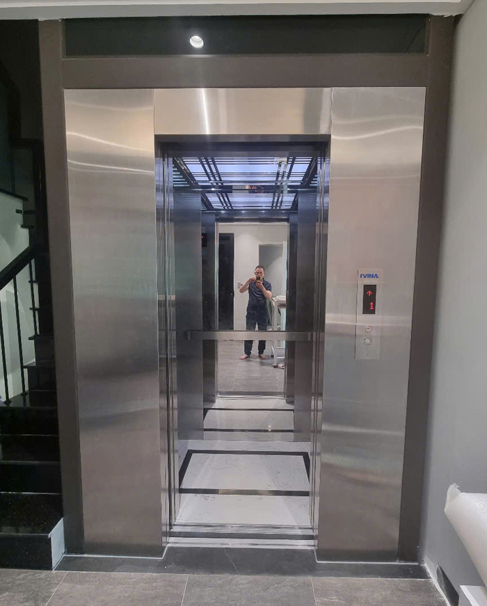 Thang máy Homelift Kích thước cabin 1400 x 1000 mm (Rộng x Sâu) tay vịn dẹt
