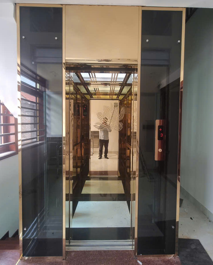 Thang máy Homelift KT cabin 1200 x 1000 mm (Rộng x Sâu) tay vịn dẹt