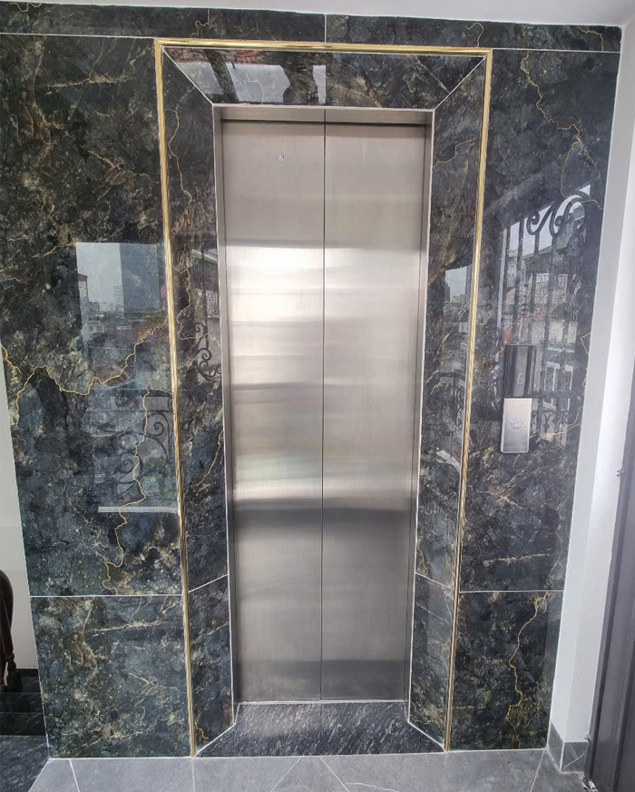 Cửa tầng Inox 304 sọc nhuyễn CO 600 x 2100 mm mở tim về hai phía