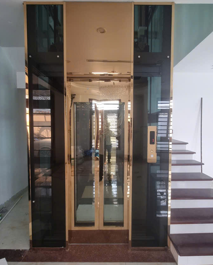 Cửa tầng KT 700 x 2100 mm inox vàng gương kết hợp kính khung bao bản hẹp trán cao