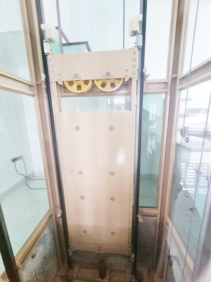 Đối trọng thang máy đặt phía sau cabin