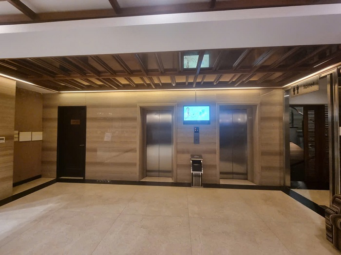 Cửa tầng khung bao bản hẹp kếp hợp ốp đá marble vân kem tự nhiên