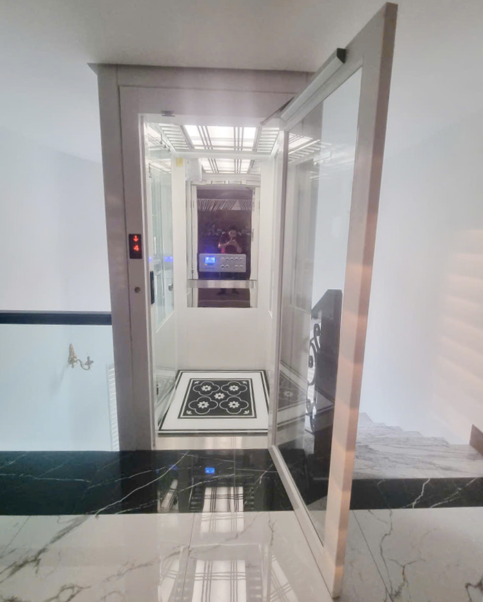 Cửa tầng 1, 2, 3, 4 mở bằng tay kích thước 850 x 2000 mm