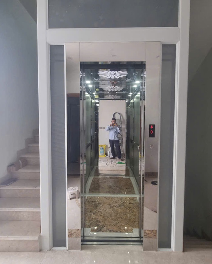 Vách bên trong cabin 1100 x 1000 mm inox trắng gương xen kính cường lực