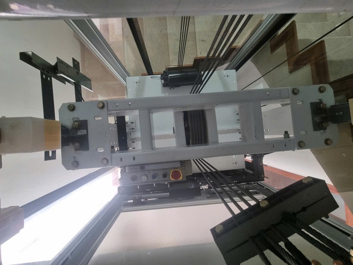 Nóc cabin thang máy truyền trên