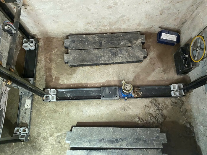 Hố PIT thang máy đối trọng bê tông phía hông trái thang máy