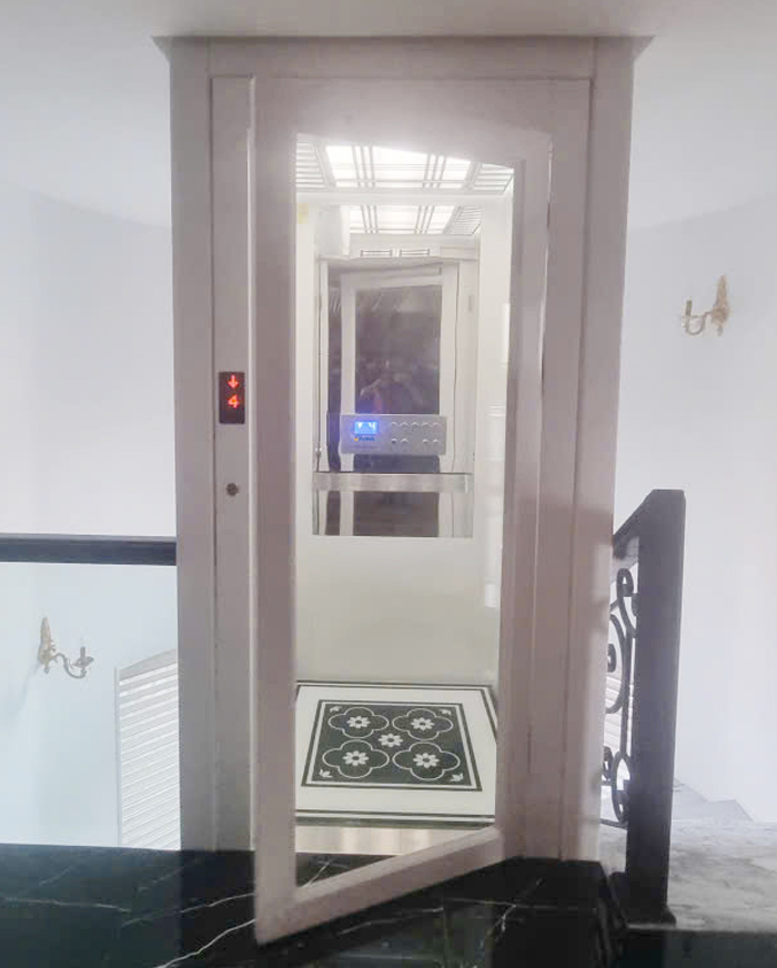 thang máy cửa mở bàn lề 1 cánh