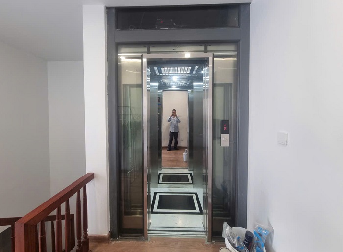 Vách sau inox sọc nhuyễn xen inox trắng gương