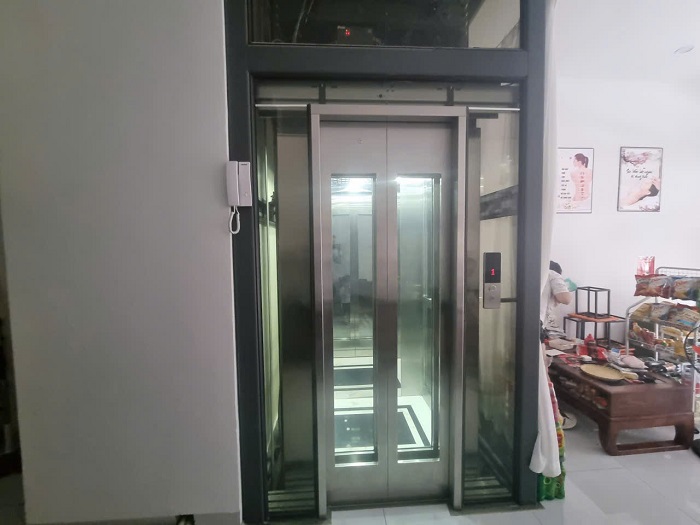 Thang máy homelift cửa tầng inox sọc nhuyễn kết hợp kính
