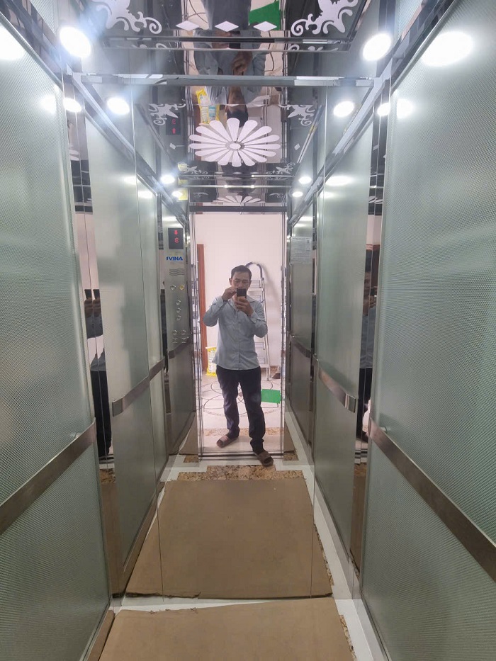 Vách sau cabin inox trắng gương