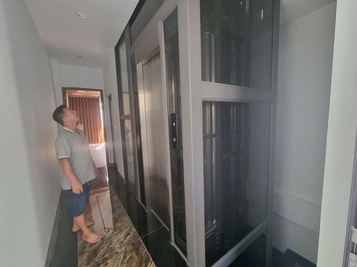 Kết cấu khung thép sơn tĩnh điện vách kính đen