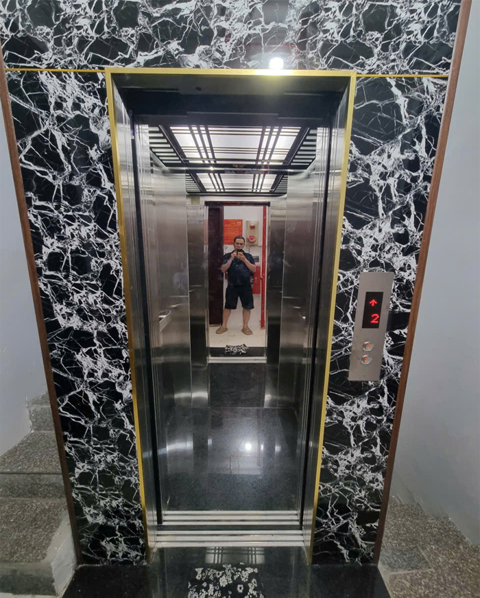 Kích thước cabin 1000 x 700 mm inox sọc nhuyễn xen inox trắng gương