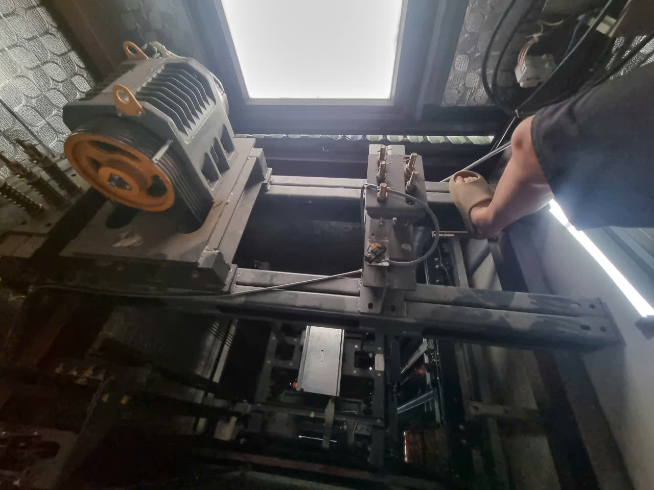 Nóc cabin thang máy truyền trên
