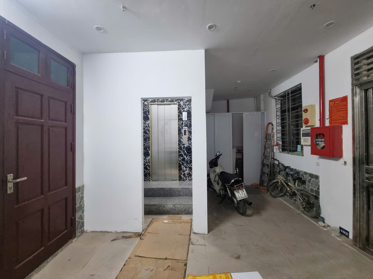 Sảnh tầng 1 trước khi vào cabin