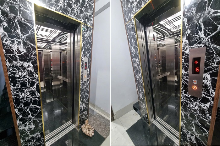 Vách trái, phải inox sọc nhuyễn xen inox trắng gương tay vịn dẹt