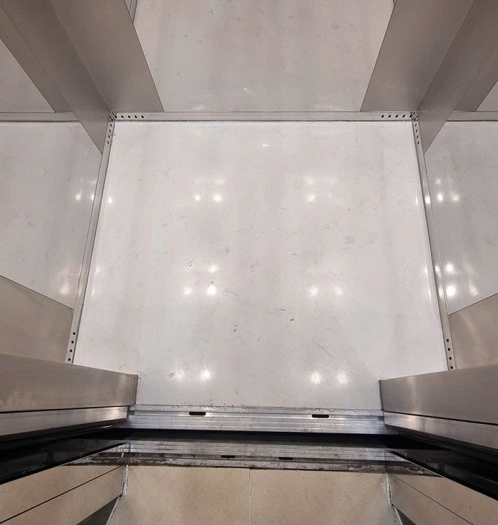 Sàn cabin đá marble tự nhiên trắng vân tạo điểm nhấn
