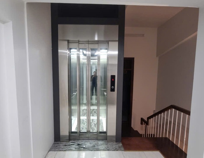 Cửa tầng 2, 3, 4, 5 Inox sọc nhuyễn CO4 800 x 2100 mm, khung bao bản rộng 75 x 178 mm