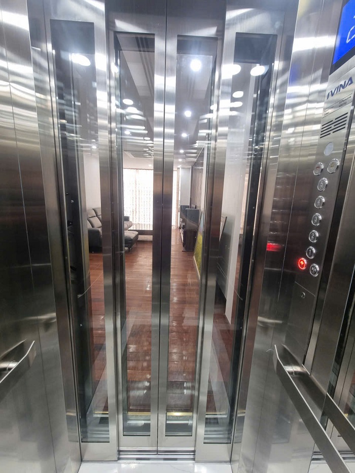 Cửa cabin CO4 cánh kính cường lực viền inox sọc nhuyễn