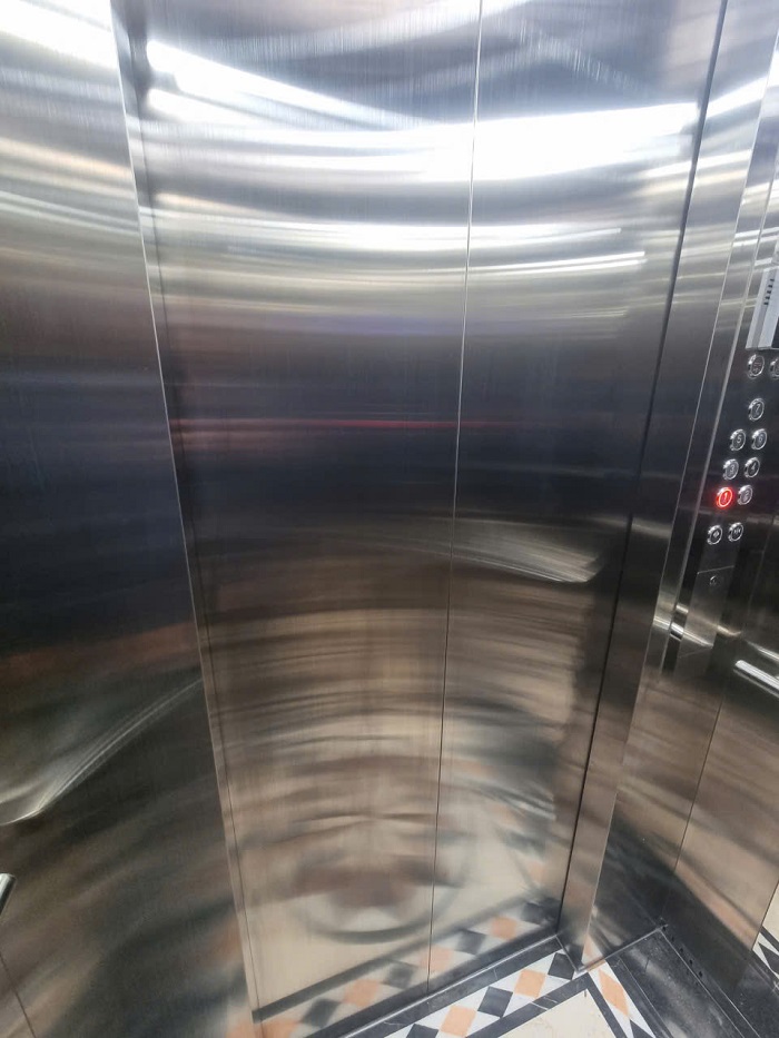 Thang máy tải trọng 450kg Cửa cabin kết hợp vách trước inox sọc nhuyễn