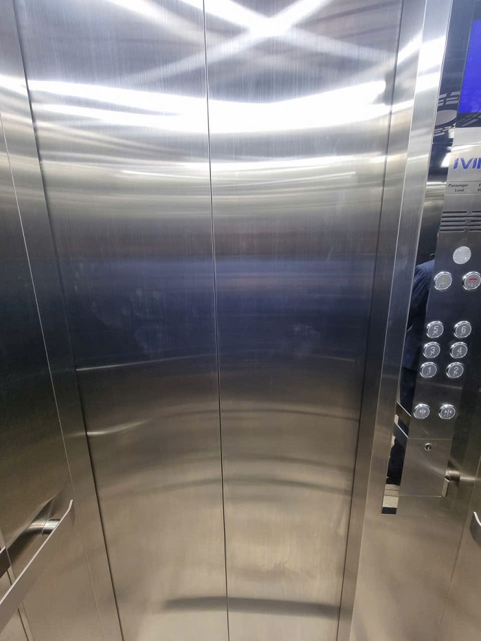 Cửa cabin kết hợp vách trước inox sọc nhuyễn