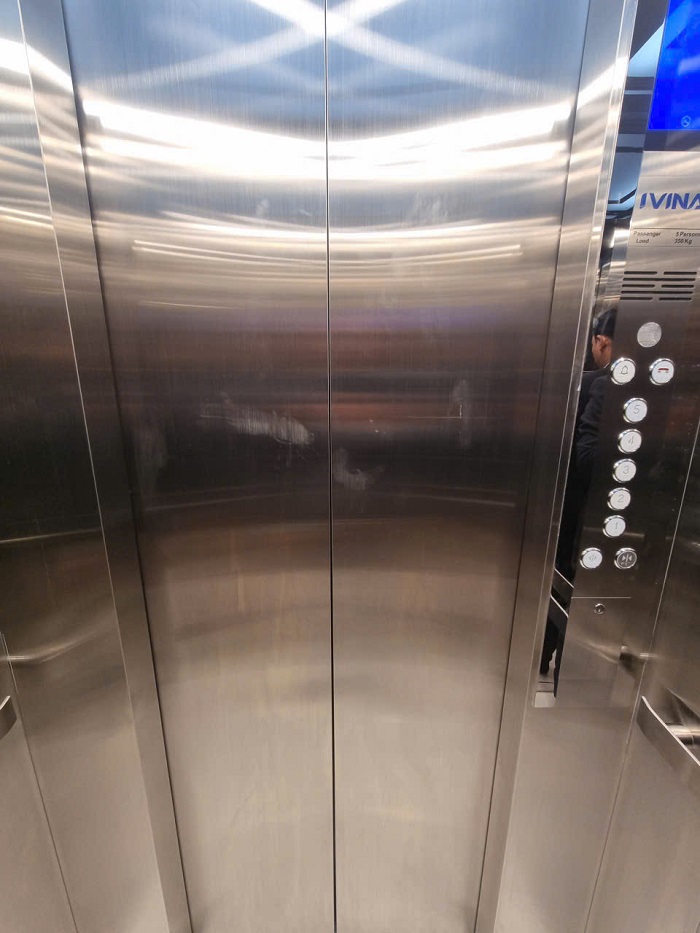 Cửa cabin kết hợp vách trước inox sọc nhuyễn