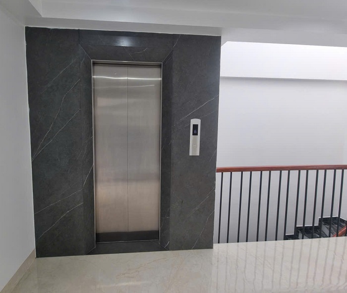 Cửa tầng 2, 3, 4, 5, 6 Inox sọc nhuyễn trắng khung bao bản hẹp